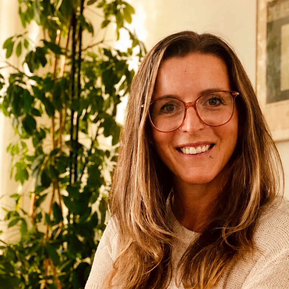 Porträt Foto von Mag. a Sandra Deufl quadratisch vor Pflanze